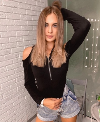 💋💫 Я живу в Москве, и могу быть твоей идеальной компаньонкой, как на вечеринке или деловом мероприятии, так и в уютной обстановке для интима. 🌹✨ Мои услуги охватывают все твои сексуальные предпочтения, я готова на все, чтобы удовлетворить тебя. ⚡️🔥 Кроме того, у меня есть отличные отзывы, которые подтверждают мою незабываемую способность доставить истинное удовольствие и наслаждение каждому моему клиенту. 💯🌟 Не упускай возможность окунуться в мир страсти, встретившись со мной! Посмотри мои фото ниже и позвони мне прямо сейчас! 📸📞💕 София